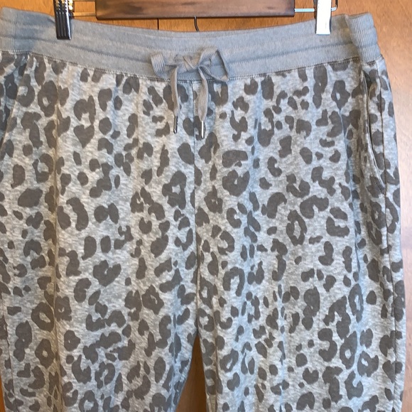 Old Navy Pants - EUC Women’s Old Navy greyish brown leopard print sweat pant joggers - size XL